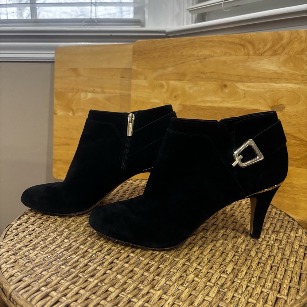 Vince Camuto Women’s Black Vernaya Suede Silver Buckle Ankle Booties - 9 Medium